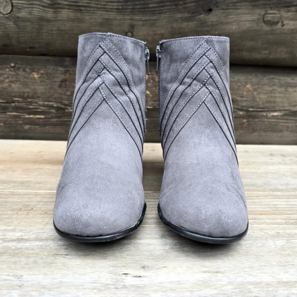 A2 By Aerosoles Playaway Gray Vegan Suede, Comfort Bootie. WMS 7M
